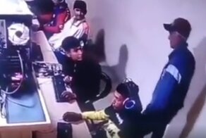 Рассерженный отец поймал сына в компьютерном клубе и надавал ему тумаков