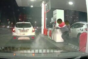 Автомобилистка из Курска оторвала заправочный пистолет на АЗС