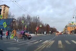 Авария дня. В Петербурге автомобиль вылетел на тротуар и сбил двух женщин