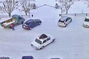 В Усть-Куте «доставщик» новогодних ёлок влетел в припаркованные машины