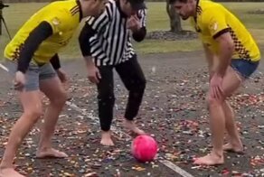 Шутники сыграли в футбол на поле, усыпанном конструктором LEGO