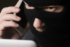 Россияне ограбили курьера телефонных мошенников, который нёс деньги обманутой старушки