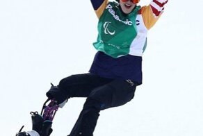 Девушка лишилась обеих ног после того, как почувствовала симптомы гриппа, но не сдалась - и стала спортсменкой