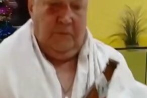 Кто ты, воин? Мужчина без комплексов  в пивном магазине