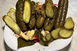 Солёный огурец. Крестьянская еда, а и цари не брезговали! Очень просто. Без затей. По-деревенски
