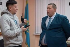 В Казахстане обнаружен чиновник с самой прочной пуговицей на пиджаке