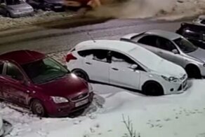 В Оренбурге снеговоз снёс автомобили на стоянке