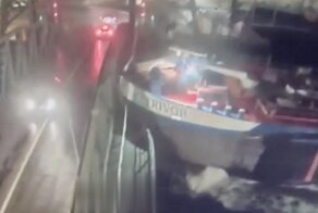 В Брюсселе речная баржа протаранила разводной мост