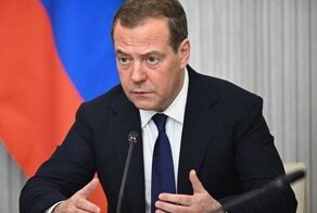 «Будем говорить с вами на языке силы, раз по-другому не понимаете»: Дмитрий Медведев назвал отправку  фрегата «Адмирал Горшков» и «Цирконы» главным подарком к новому году