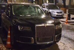 В Москве на дорогостоящий Aurus с крыши свалилась глыба льда