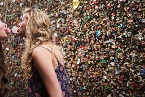 Странная достопримечательность: аллея жевательной резинки в Калифорнии