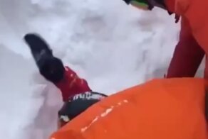 Сотрудник противолавинной службы попал под лавину на Красной Поляне