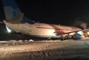 В пермском аэропорту самолет застрял в сугробе