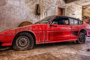 Заброшенный завод в Португалии, внутри которого стоят классические автомобили