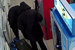 Бывшие инкассаторы вскрывали банкоматы на глазах у прохожих