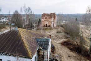 Заброшенная сельская школа рядом с кладбищем