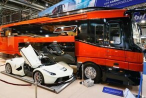 В самом дорогом доме на колесах 2022 года есть место для хранения суперкара Ferrari и терраса на крыше
