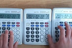 Кореец играет известные песни на калькуляторах