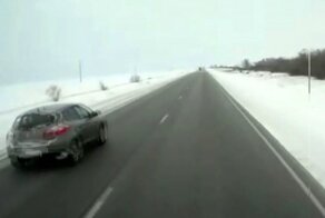 Самоуверенный обгон: в Омской области водитель «Рено» протаранил встречную фуру
