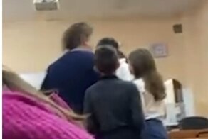 В Красноярске учительница географии подралась с пятиклассницей из-за электронной сигареты