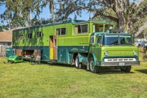 Винтажный автодом Ford C750 Camelot Cruiser 1974 года, приспособленный для перевозки снегоходов