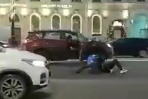 В Питере неадекват напал на девушку и был избит проезжающим водителем