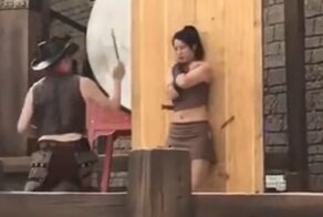 Метатель ножей и испуганная ассистентка