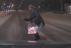 Ушла в себя: гнавшая на «красный» автомобилистка сбила пешехода