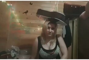 Высокие отношения: мужчина и женщина бьют друг друга гитарой по голове