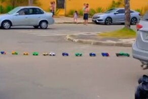 Чудак отправился в поездку в большой компании игрушечных машинок