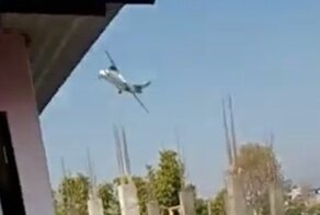 Момент крушения пассажирского самолёта в Непале попал на видео