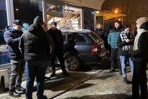 Жёсткий таран: легковое авто влетело в продуктовую палатку в Рязани
