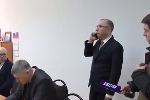 Глава города назвал журналистов «проститутками» из-за репортажа о гнилых трубах в жилом доме