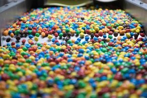 Завораживающие видео: как делают M&M’S, чипсы, чокопай, конфеты и прочие вкусности