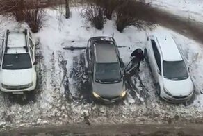 Трудности парковки неопытной автомобилистки из Подмосковья