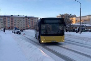 В центре Салехарда школьница чудом не оказалась под колёсами автобуса