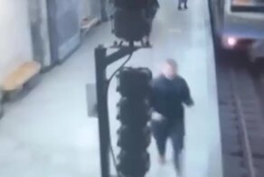 В московском метро грабитель украл телефон и сбежал с ним в тоннель