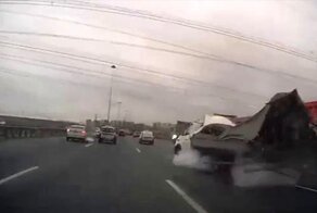 Столкновение «ГАЗели» с самосвалом на кольцевой в Петербурге