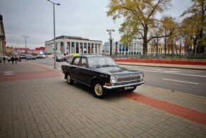 Легендарный советский автомобиль ГАЗ-24 на черных номерах