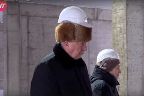 Каска-ушанка: ветеран в пыжиковой шапке изменил правила ношения строительной каски