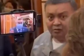 Попал в замес: реакция работяги на министра и журналистов в лифте рассмешила соцсети