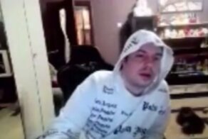 "ФСБ сами придут извиняться": пьяный стример сжёг военный билет, позвал в гости силовиков - и они пришли