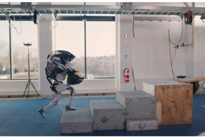 Boston Dynamics показала, как их робот бегает и прыгает на стройке с сумкой для инструментов