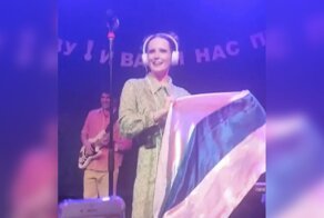 "Стала ломаным грошом": россияне требуют внести в список иноагентов певицу Монеточку, призвавшую фанатов выкрикнуть проукраинский лозунг