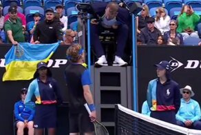 Болельщики с украинским флагом оскорбили российского теннисиста во время матча