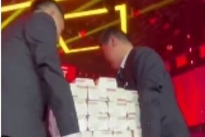 Итоги года: в Китае владелец компании раздал сотрудникам бонусов на 61 млн юаней