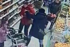 Пенсионерка плюнула на девочку и подралась с её матерью в супермаркете
