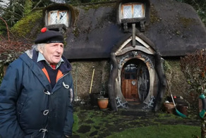 90-летний плотник построил себе нору хоббита