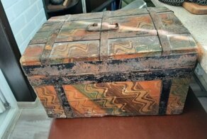 Мужчина нашел в «заброшке» старинный сундук со старинными вещами