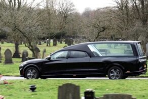 Британцы превратили электрический Ford Mustang катафалк и лимузин